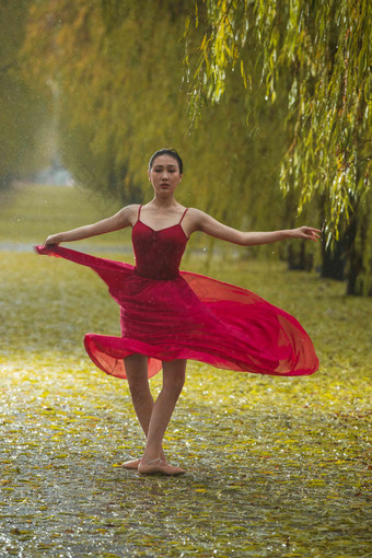穿红色裙子的青年女人在户外跳<strong>芭蕾舞</strong>