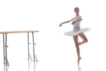 练习跳芭蕾的青年女人单腿站着高端镜头