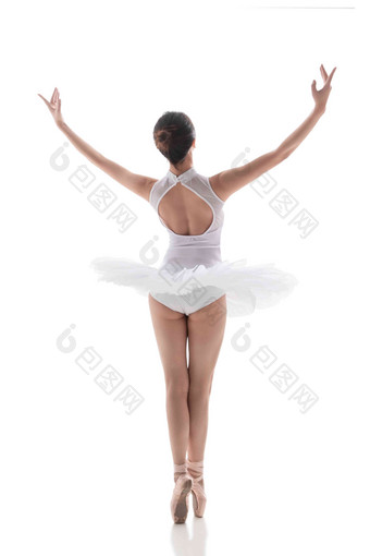 跳芭蕾舞的青年女人