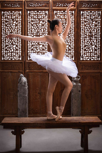 青年女人在中式<strong>古典门</strong>前跳芭蕾舞