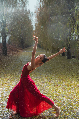 穿红色裙子的青年女人在户外跳<strong>芭蕾舞</strong>