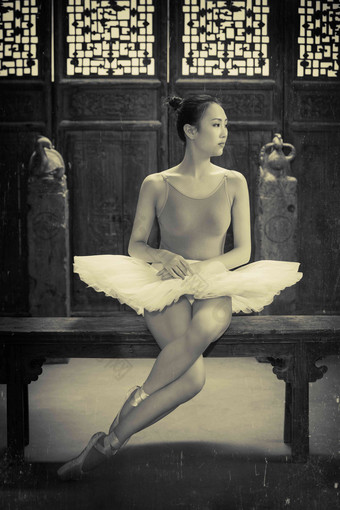 芭蕾舞演员坐在<strong>中式古典</strong>门前