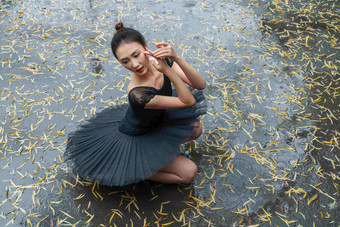 穿黑色裙子跳芭蕾舞的青年女人表演写实相片