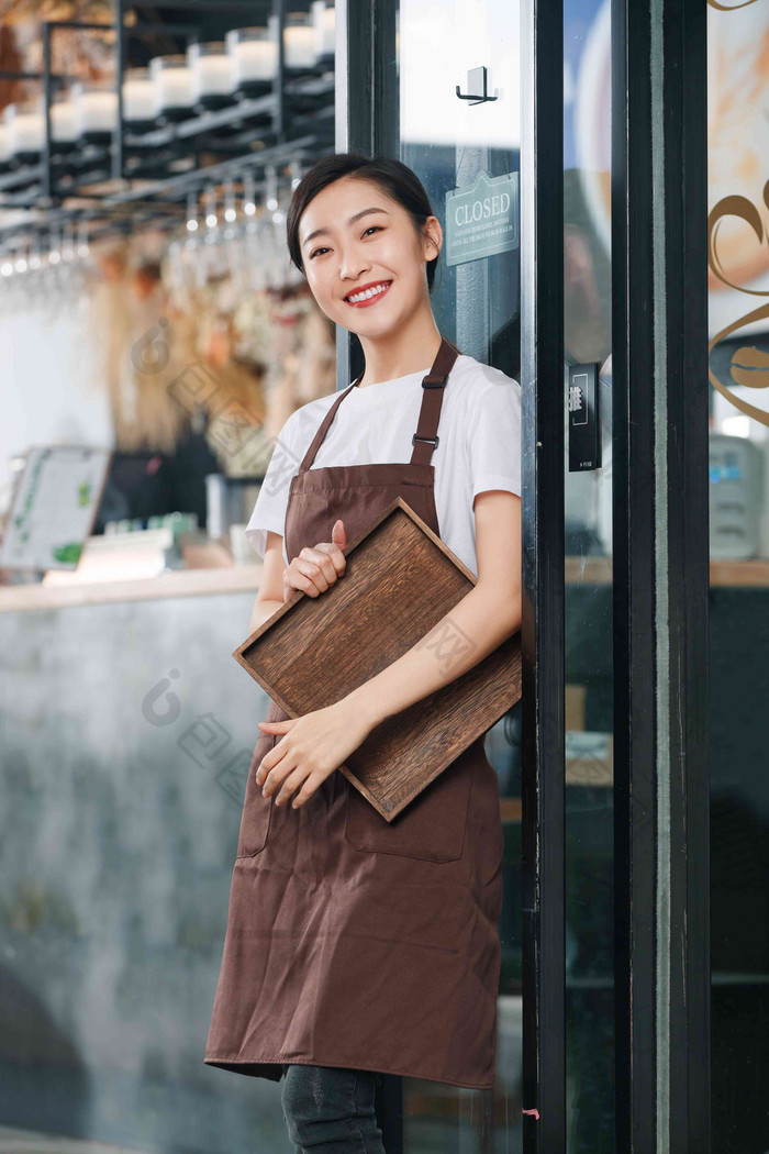 拿着托盘的咖啡店服务员微笑高清拍摄