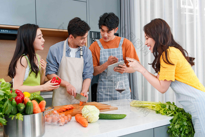 快乐的年轻人在厨房做饭照相开放式厨房图片