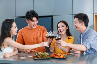 快乐的青年人聚餐喝酒四个人图片