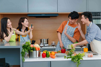 快乐的年轻人在厨房做饭照相相伴氛围影相