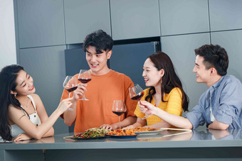 快乐的青年人聚餐喝酒饮食图片