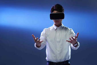 戴VR眼镜男士3D眼镜触摸素材