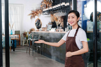咖啡店门口迎接顾客的女服务员东方人高端场景