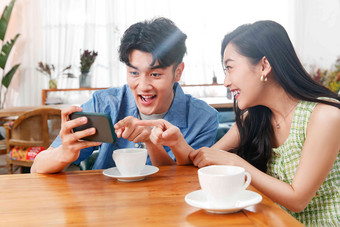 青年情侣在家玩手机手机高端摄影