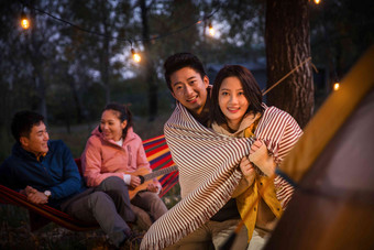 青年男女在<strong>户外</strong>露营