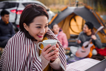 青年男女在户外露营