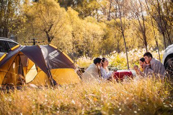 青年露营秋天风景自然美高质量拍摄