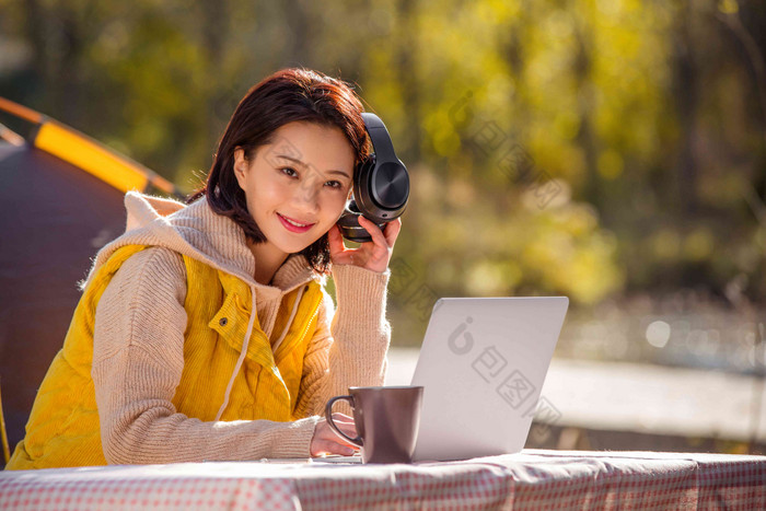 青年女人在户外露营东方人高清相片