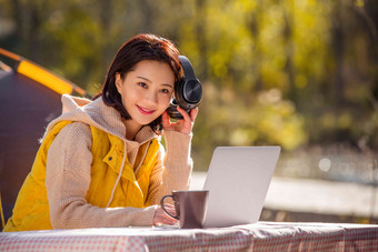 青年女人在户外露营