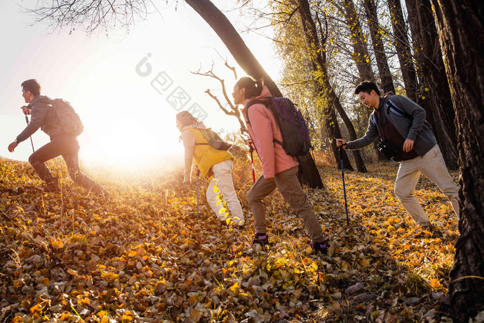 青年郊游旅行旅途太阳写实照片