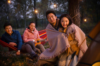 青年男女在<strong>户外</strong>露营