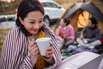 青年男女在户外露营