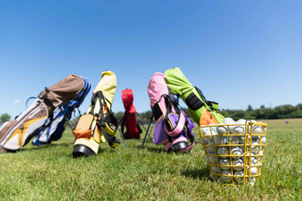 七彩儿童高尔夫球包和球白昼清晰摄影