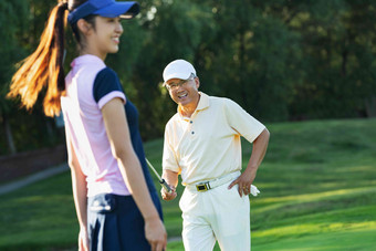 青年人女人和老年人在高尔夫<strong>球场</strong>彩色<strong>图片图片</strong>