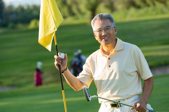快乐的老年人拿着高尔夫球和球杆运动氛围图片