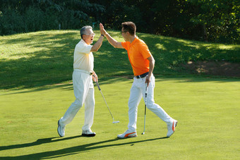 青年人和老年人打高尔夫