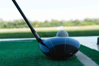 练习场上的高尔夫球杆与球高质量摄影