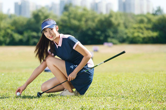 年轻女人打高尔夫笑清晰图片