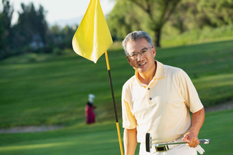 快乐的老年人拿着高尔夫球杆户外清晰拍摄