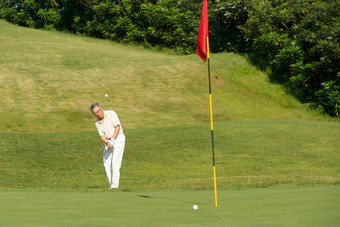 老年人在高尔夫球场打高尔夫仅男人高质量场景