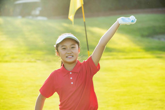 举着高尔夫球的东方儿童马尾辫清晰拍摄