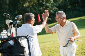 中年男人和老年人打高尔夫