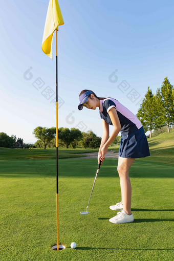 年轻女人打高尔夫