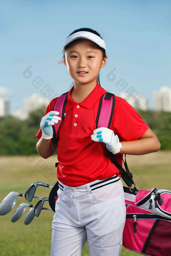 户外快乐儿童背着高尔夫球包休闲活动高端场景