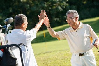 中年男人和老年人打高尔夫<strong>击掌</strong>庆祝