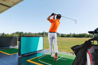 高尔夫练习场上青年男人打高尔夫活力写实素材