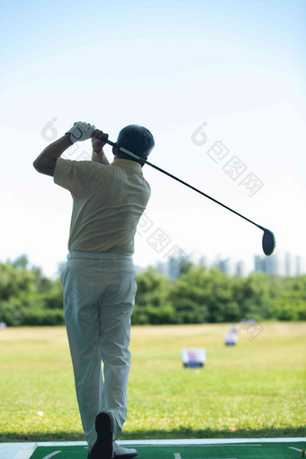 老年人在高尔夫练习场打高尔夫的背影仅男人氛围相片