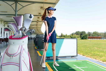 青年女人打高尔夫球享乐氛围照片