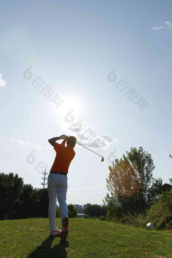 高尔夫球场上青年男人打高尔夫高尔夫高清摄影