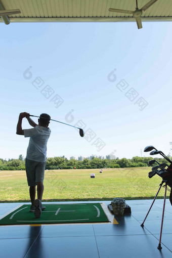 中年人打高尔夫高尔夫练习场清晰摄影