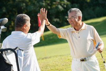 中年男人和老年人打高尔夫<strong>击掌</strong>庆祝