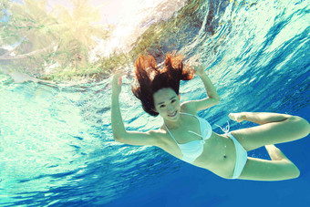 年轻女人在水下游泳亚洲清晰素材
