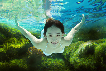 年轻女人在水下游泳东方人高清摄影