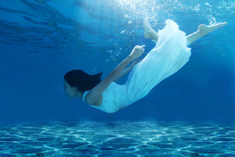 年轻女人在水下游泳