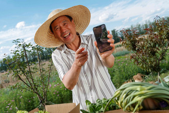 农民在线直播销售农产品东亚氛围摄影图