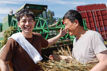 农田农民青年男人农业机器健康食物