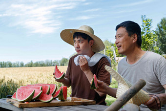 农民在田地旁休息吃西瓜桌子氛围影相