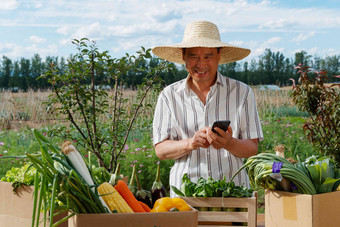 农民在线直播销售农产品科技氛围镜头