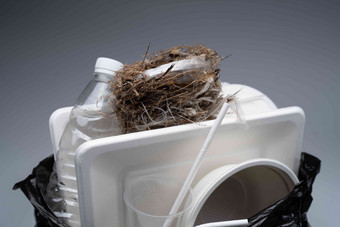 鸟巢塑料制品大量物体可回收物品写实影相